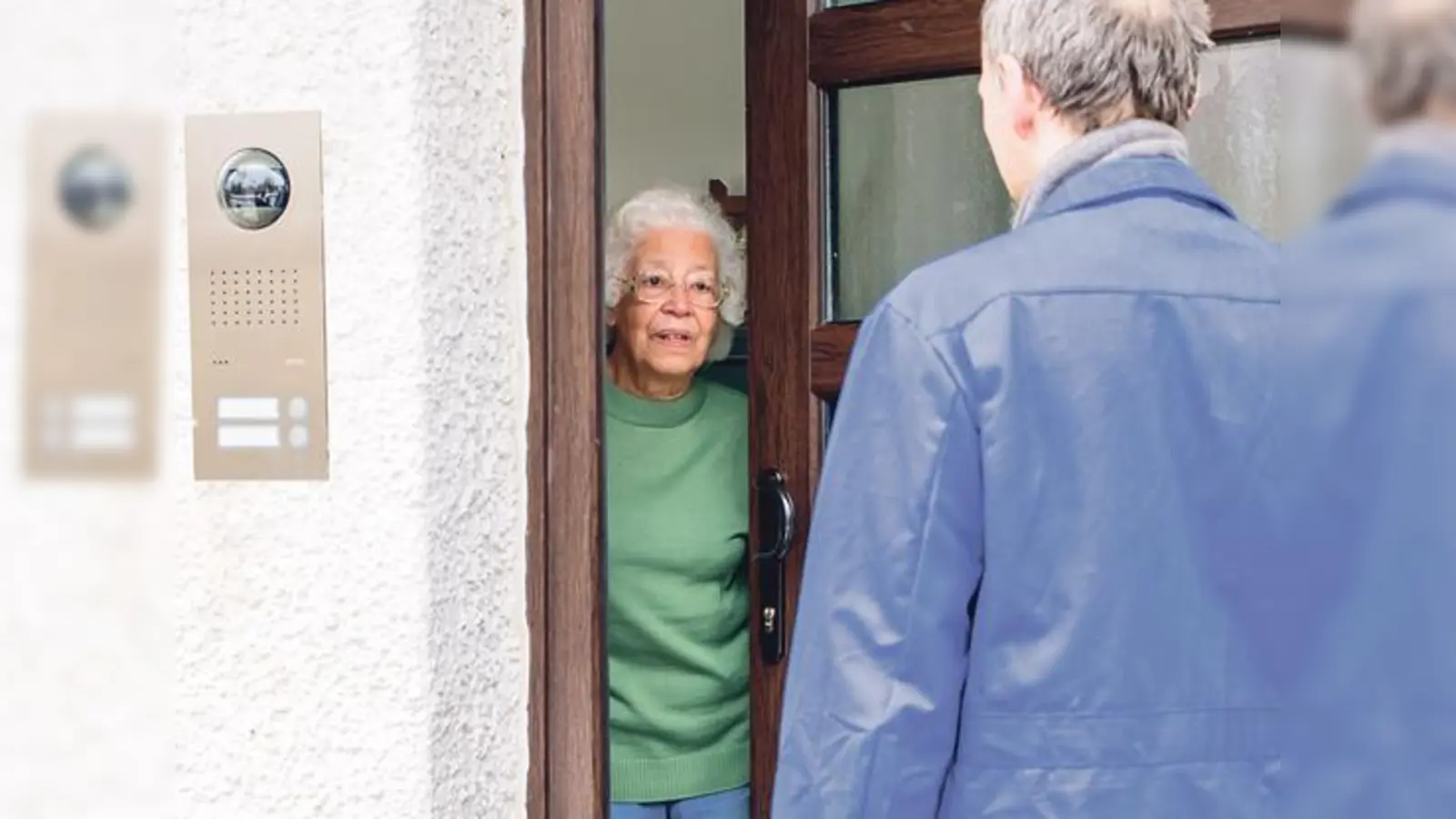 »Es hat einen Wasserschaden gegeben und ich muss jetzt auch bei Ihnen die Wasserleitungen prüfen.« So fangen manche Betrugsfälle an. Die Polizei rät zu gesundem Misstrauen. Ein echter Handwerker wird das nicht als Unhöflichkeit auffassen.	 (Foto: Polizei)