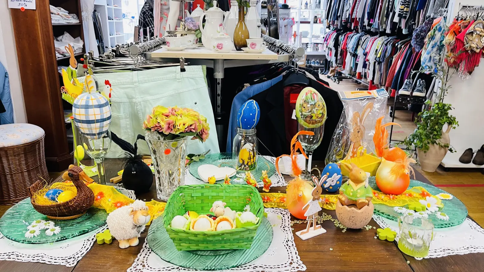 In der Klawotte findet man nicht nur Bekleidung für die ganze Familie, sondern auch tolle Deko. (Foto: hw)