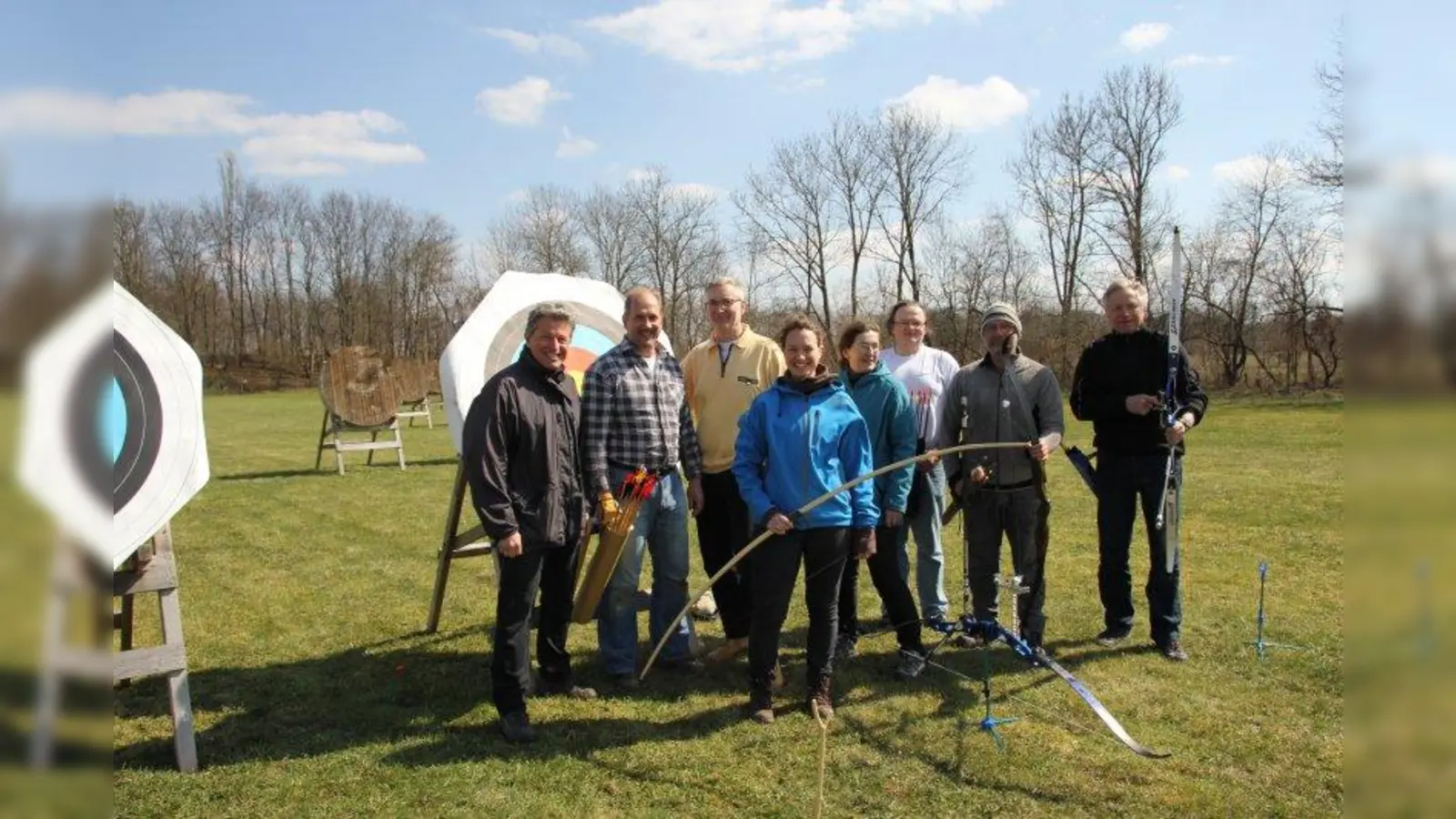 Die Bogenschützen der SG Grabenfleck sind auf ihren Freiluft-Platz an der Silberdistelstraße gezogen, 3.v.l.: Abteilungsleiter Reiner Müller-Neuhaus (Foto: us)
