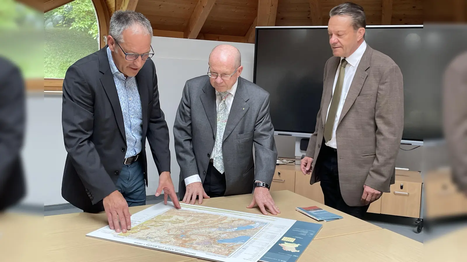 Bürgermeister Michael Sturm (l.) lässt sich die neue geologische Weßling-Karte von Regierungsdirektor Ernst Kroemer und Leitenden Regierungsdirektor Bernhard Wagner (r.) vom Bayerischen Landesamt für Umwelt erläutern. (Foto: pst)