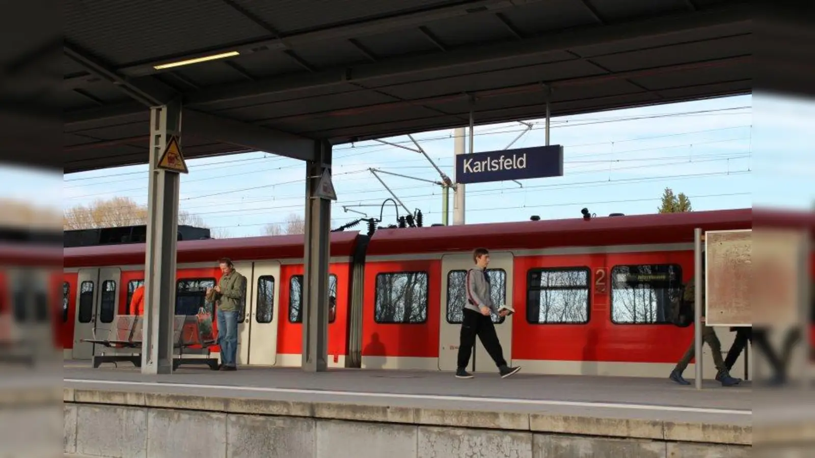 Die Deutsche Bahn prüft derzeit, ob es möglich ist, auf dem Bahnsteig des S-Bahnhofs Karlsfeld einen Kiosk einzurichten. (Foto: sb)