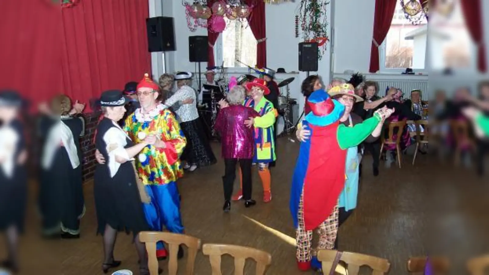 Rund ging es auch heuer wieder bei der Faschingsfeier des VdK-Ortsverbandes Aubing mit zahlreichen Mitgliedern und Gästen. (Foto: Herbert Forster)