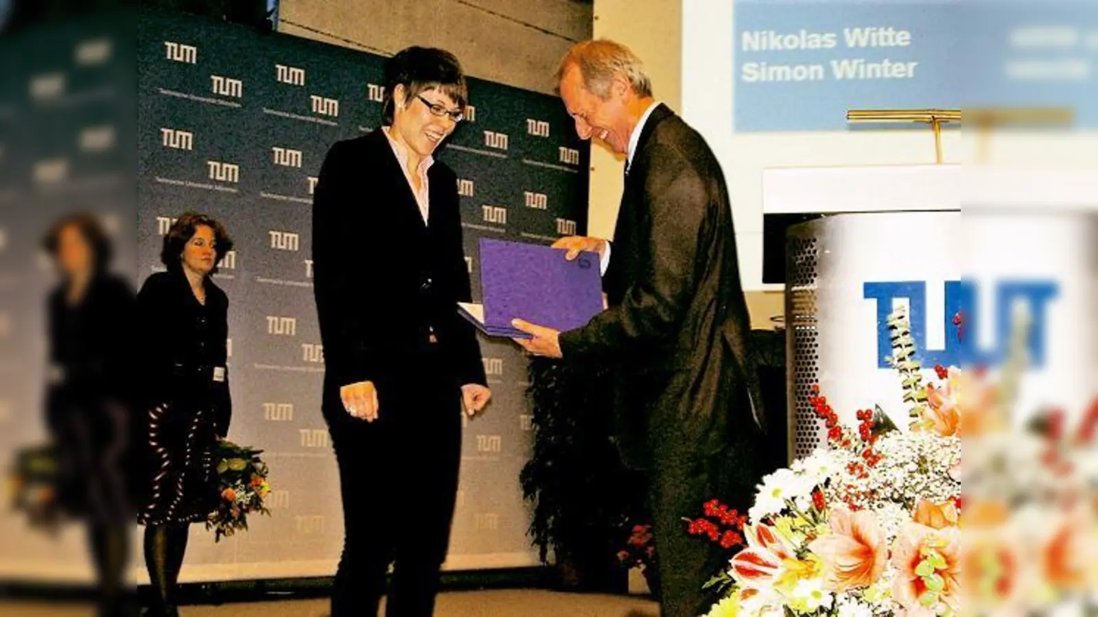 Der dritte Bürgermeister Hep Monatzeder übergibt den Hochschulpreis der Landeshauptstadt an Patricia Ott.	 (Foto: Stark)