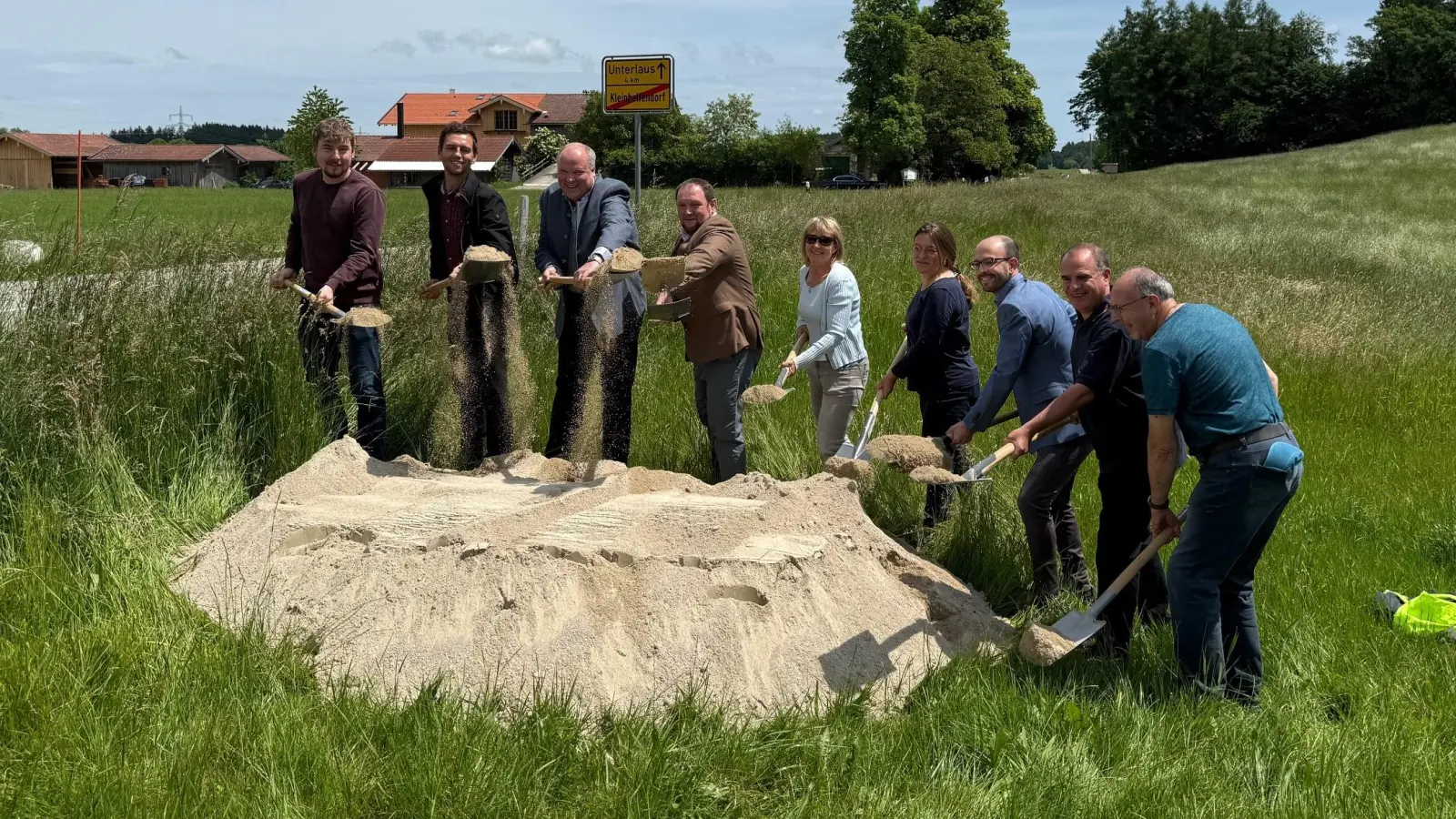 Landrat Christoph Göbel (3.v.l.), Bürgermeister Peter Wagner (4.v.l.) freuten sich gemeinsam mit Wegbegleitern den 1. Spatenstich für den neuen Radweg zu stemmen. (Foto: LRA)