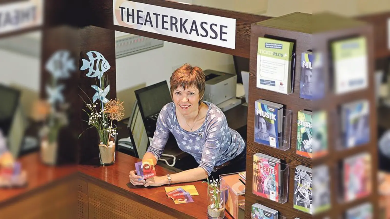 Ulrike Jochem an der Theaterkasse.	 (Foto: Kultur im Oberbräu)