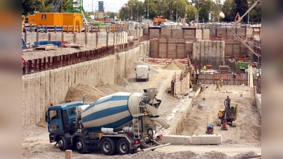 Beim Bau des Tunnels unter dem Luise-Kiesselbach-Platz (hier 2011) ist zu sehen, was unter unseren Füßen ruht: Jede Menge Kies. Der Schotter ist ein Überbleibsel der letzten Eiszeit und liegt seit gut 10.000 Jahren hier. (Foto: thp)