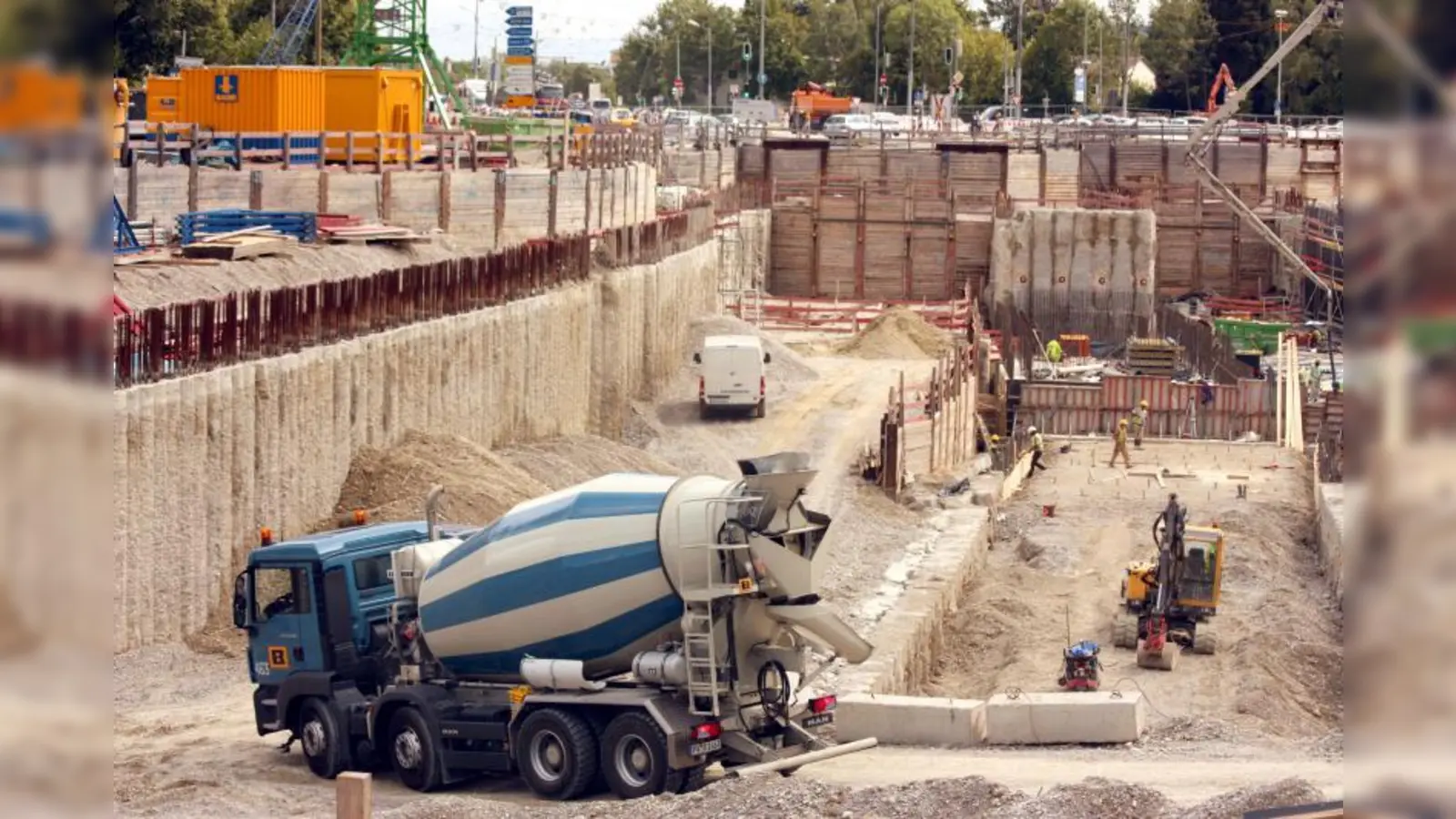 Beim Bau des Tunnels unter dem Luise-Kiesselbach-Platz (hier 2011) ist zu sehen, was unter unseren Füßen ruht: Jede Menge Kies. Der Schotter ist ein Überbleibsel der letzten Eiszeit und liegt seit gut 10.000 Jahren hier. (Foto: thp)
