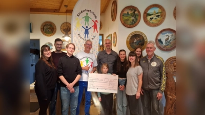 Die Schützen der SG Adler Kirchseeon übergaben an Stefan Freytag von der Kinderkrebshilfe einen stolzen Spendenscheck. (Foto: SG Adler Kirchseeon)