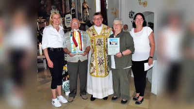 Bei der Feier zum Priesterjubiläum (v.l.) Pfarrgemeinderätin Julija Jurkovic, Walter Ertl, Pfarrer Werner Kienle, Antonia Ertl und Andrea te Heesen. (Foto: G. Rittler)