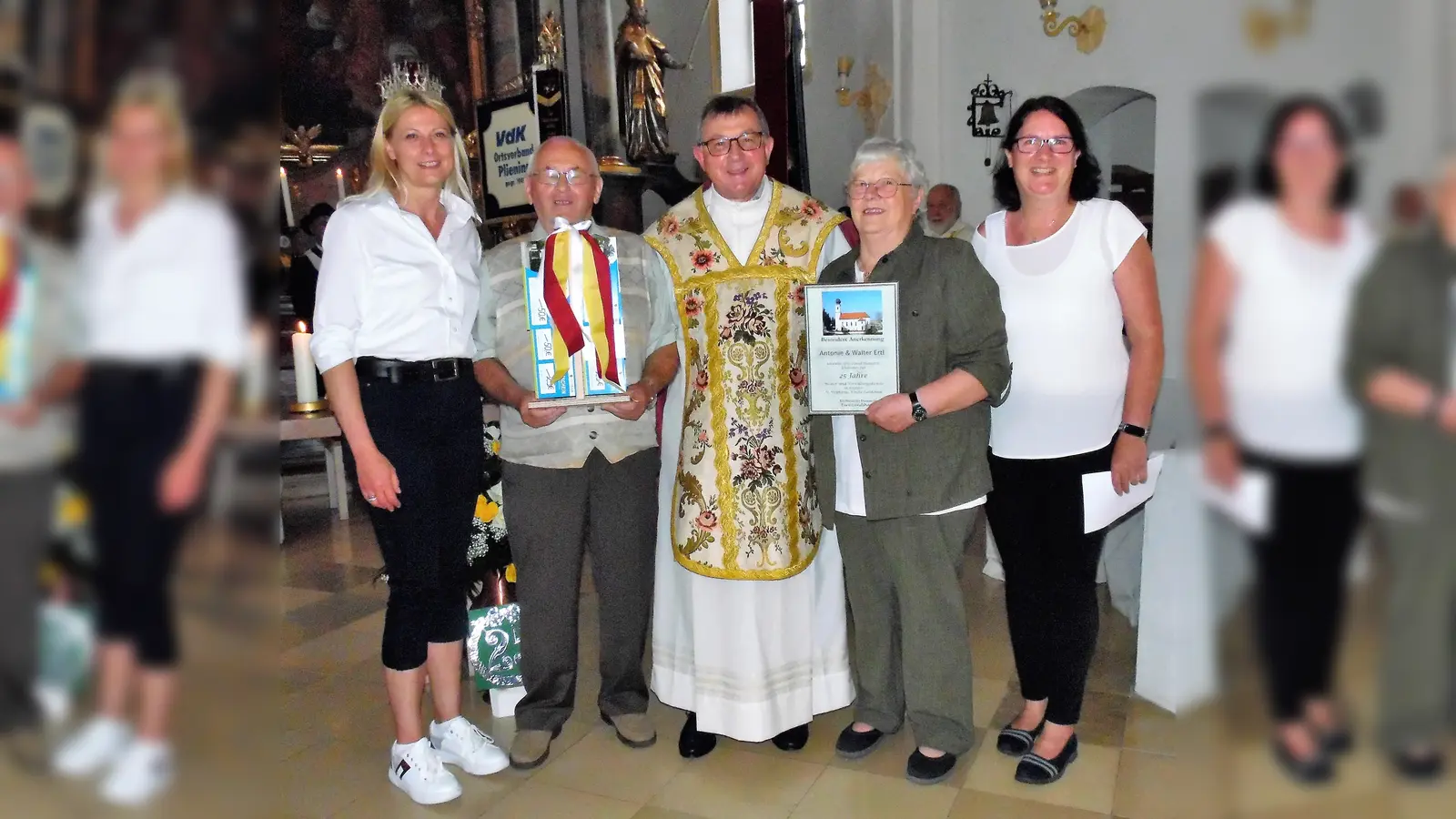 Bei der Feier zum Priesterjubiläum (v.l.) Pfarrgemeinderätin Julija Jurkovic, Walter Ertl, Pfarrer Werner Kienle, Antonia Ertl und Andrea te Heesen. (Foto: G. Rittler)
