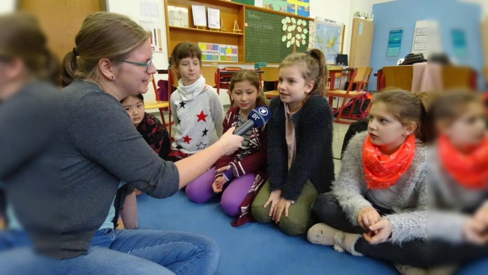 Welt-Nachrichten von Kindern aus Krailling: die 4c hatte sich für die Teilnahme am Nachrichtenformat „klaro” beworben und war bestens auf die Fragen der Redakteurin Johanna Kempter vorbereitet. (Foto: Alexandra Helfrich)