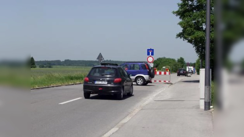 Reger Wendeverkehr herrschte am Montag in der Wiesentfelser Straße – konnten es doch viele Autofahrer trotz Markierung an der Bodenseestraße noch nicht glauben, dass es vorerst keine Durchfahrtsmöglichkeit mehr gibt. (Foto: Eva Schraft)