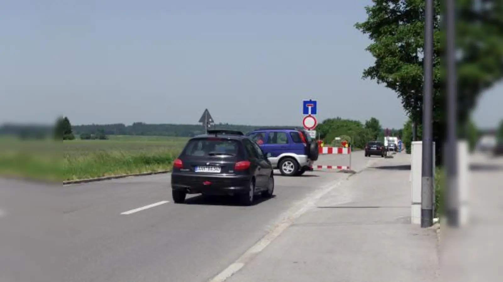 Reger Wendeverkehr herrschte am Montag in der Wiesentfelser Straße – konnten es doch viele Autofahrer trotz Markierung an der Bodenseestraße noch nicht glauben, dass es vorerst keine Durchfahrtsmöglichkeit mehr gibt. (Foto: Eva Schraft)