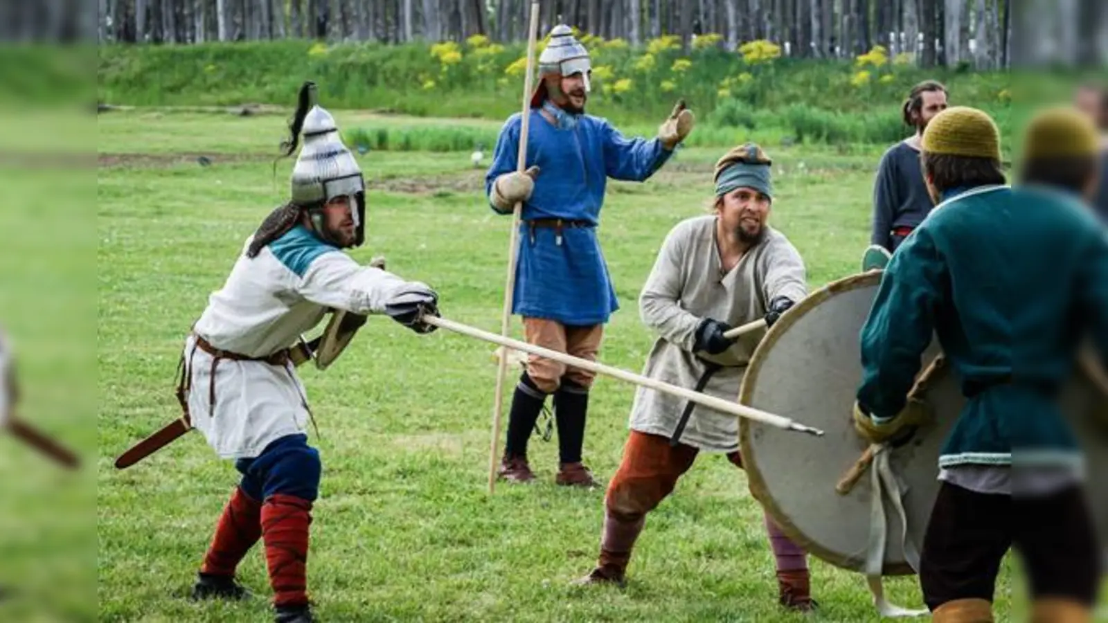 Mit Schwert, Schild und Lanze gingen Krieger im Mittelalter zu Werke. Die Abteilung »Gelebte Geschichte« des AVE zeigt, wie das wirklich aussah.	 (Foto: VA)