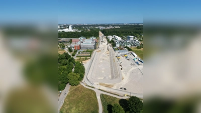 Hier werden sich später die Station und der Busbahnhof befinden. Die Drohnenaufnahme der Gemeinde zeigt die Sicht von der Lena-Christ-Straße aus. (Foto: Gemeinde Planegg)