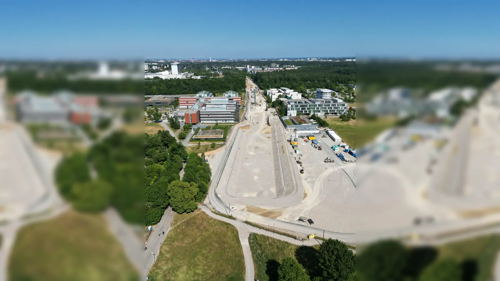 Hier werden sich später die Station und der Busbahnhof befinden. Die Drohnenaufnahme der Gemeinde zeigt die Sicht von der Lena-Christ-Straße aus. (Foto: Gemeinde Planegg)