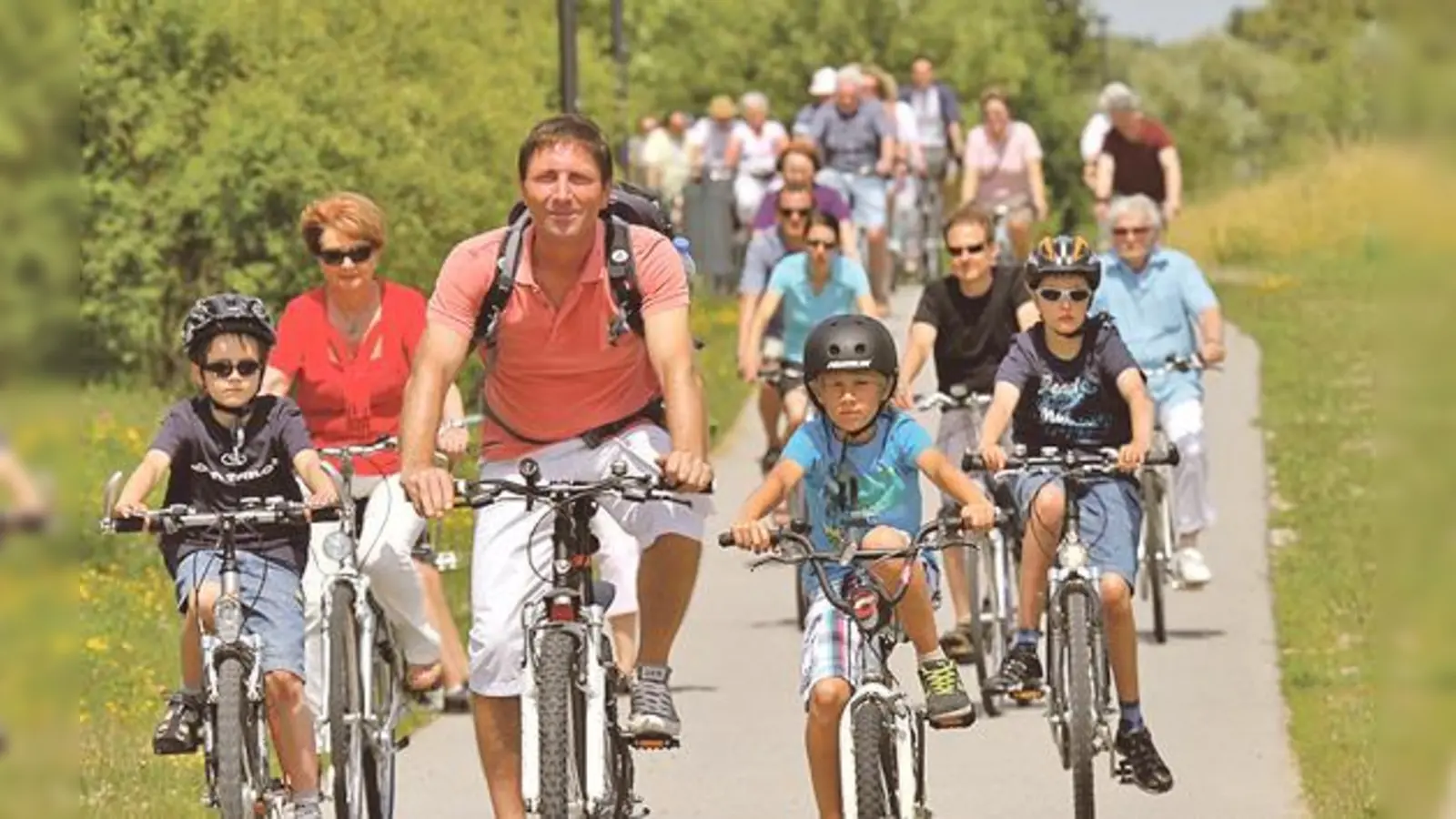 Mit Kind, Kegel und Radl von einem interessanten Ort der Gemeinde zum nächsten: Die PWU-Touren sind beliebt in Unterföhring.  (Foto: PWU)