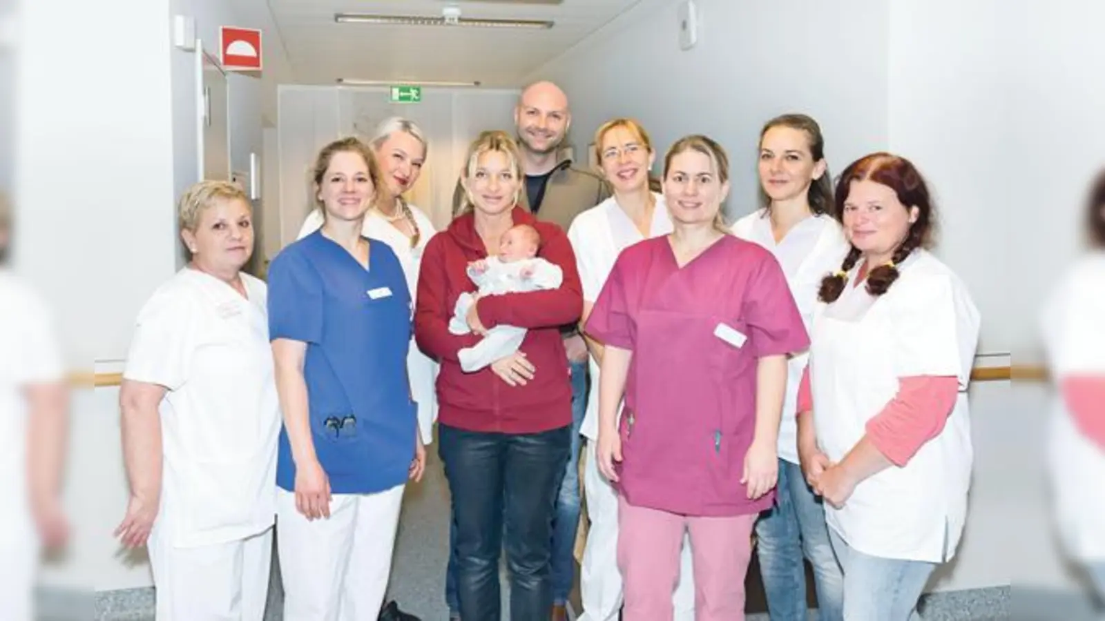 Anita Weinberger, Dr. Nina Oversohl, Veronika Wenzel, Manuela Schneider mit Jannik, der stolze Papa Andreas Schneider, Sonja Friedmann, Rosita Kögler, Diana Bandevska und Marion Bartels (v. li.).	 (Foto: KK Ebersberg)