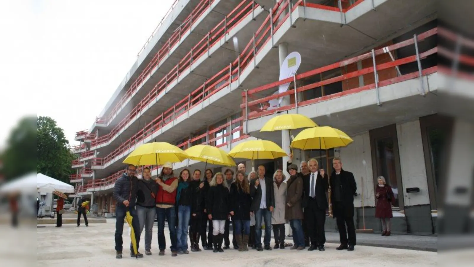 Feierten gemeinsam Richtfest (v.l.) Wolfgang Spiegl, Christine Lackner, Günther Kurt (alle Ingenieurbüro Spiegl), Corina Puiu (H2R Architekten), Silvia Neumaier (GEWOFAG ), Gerda Peter (PWK), Ilse Schnetter, Klaus-Peter Röttig (beide H2R Architekten), Yvonne Außman (WOGENO), Stefan Esenbeck, Sibylle Hüther (beide H2R Architekten), Christian Stupka (WOGENO), Barbara Marc (ehemaliges Mitglied BA 9), Anna Hanusch (Vorsitzende des BA 9), Hans-Peter Hebensperger-Hüther (H2R Architekten), Sigismund Mühlbauer sowie Robert Zengler (beide GEWOFAG). (Foto: sb)