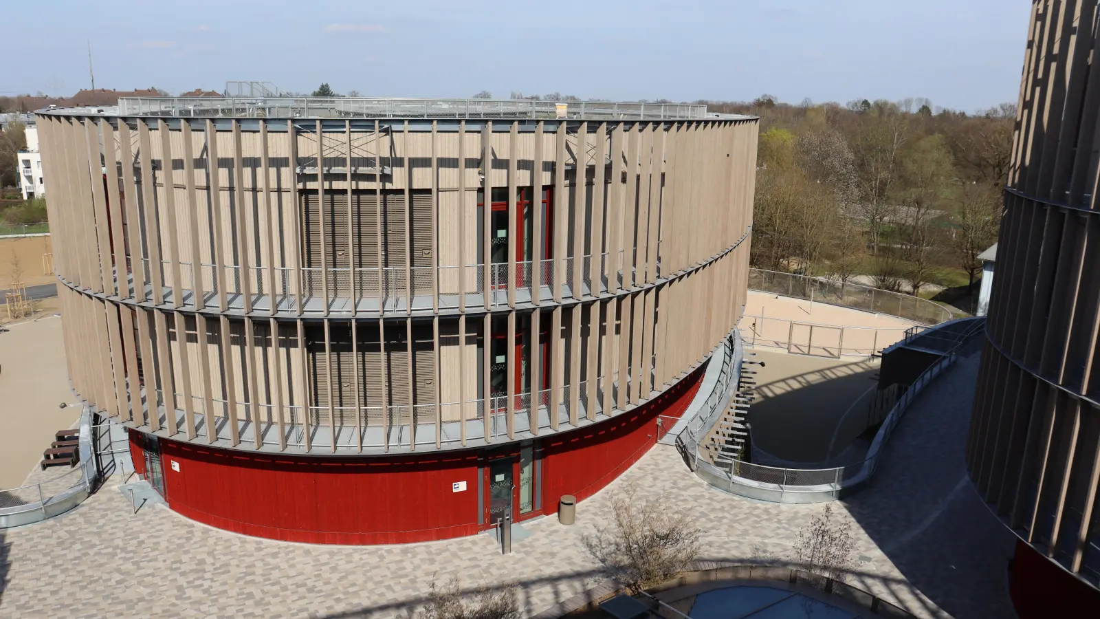 Das aus mehreren Gebäudeteilen bestehende neue Wilhelm-Hausenstein-Gymnasium kann am 3. Mai von der Öffentlichkeit besichtigt werden. (Foto: bas)