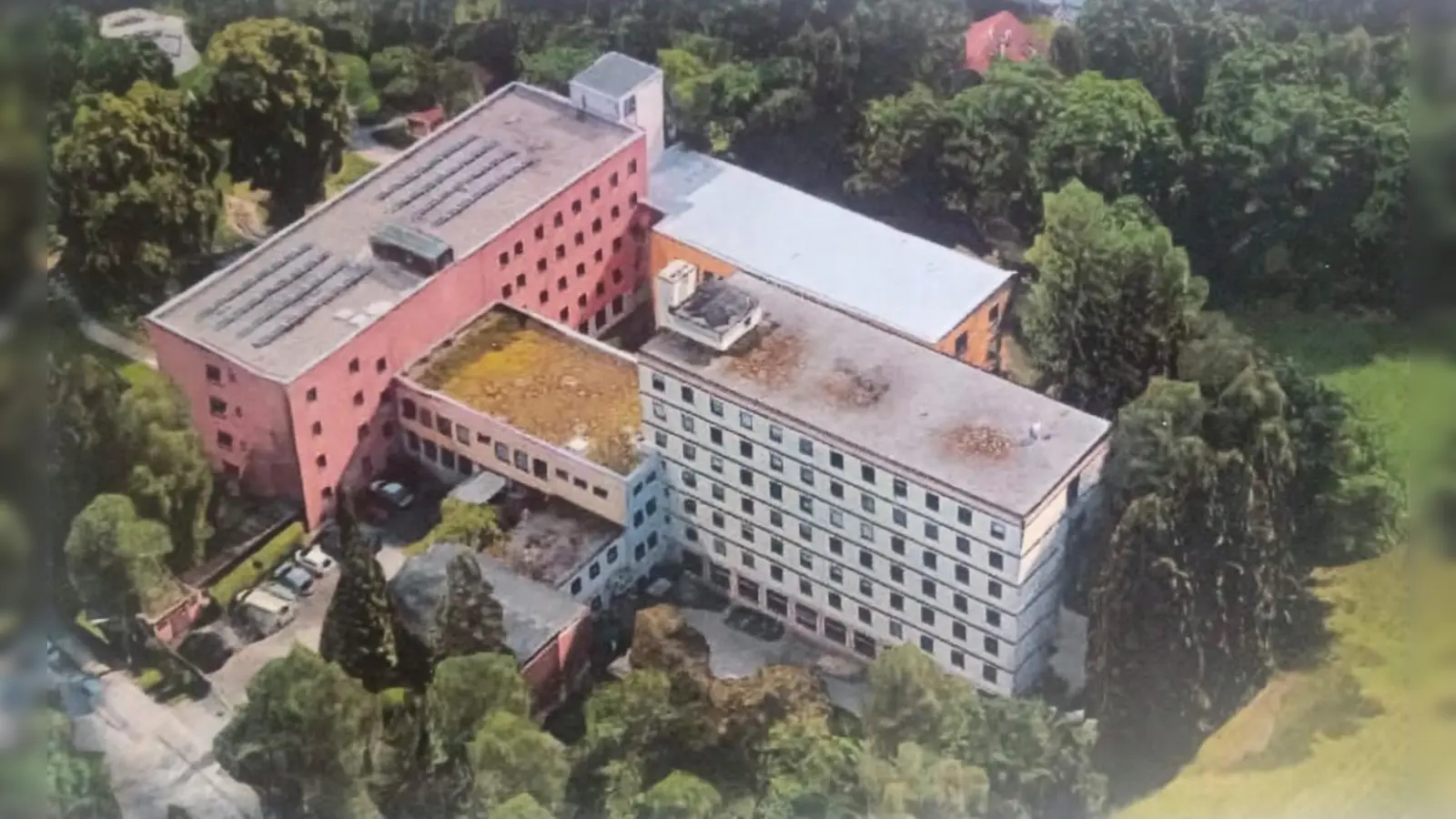 Teile des Kinderheims Salberghaus sind in die Jahre gekommen und werden durch einen Neubau ersetzt. Die Grundsteinlegung fand kürzlich statt. (Foto: Salberghaus/KJF)