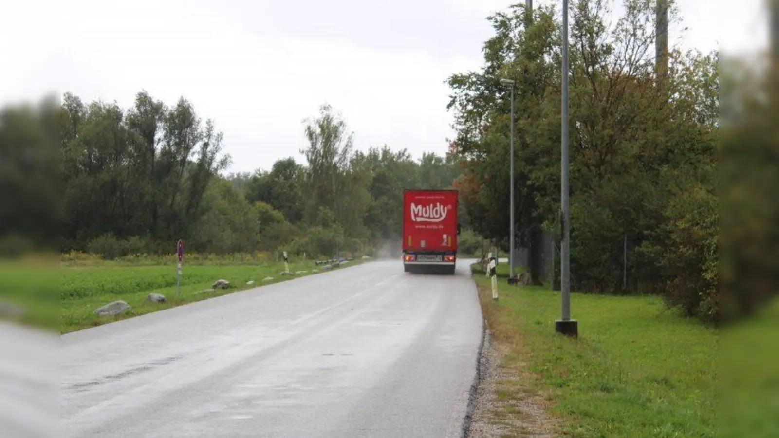Eigenen Angaben zufolge weißt die KraussMaffei GmbH ihre Lieferanten darauf hin, das Unternehmen über die Ludwigsfelder Straße und die Privatstraße anzufahren, um die Verkehrsbelastung für die Anwohner der Angerlohstraße zu minimieren. (Foto: Archiv (sb))