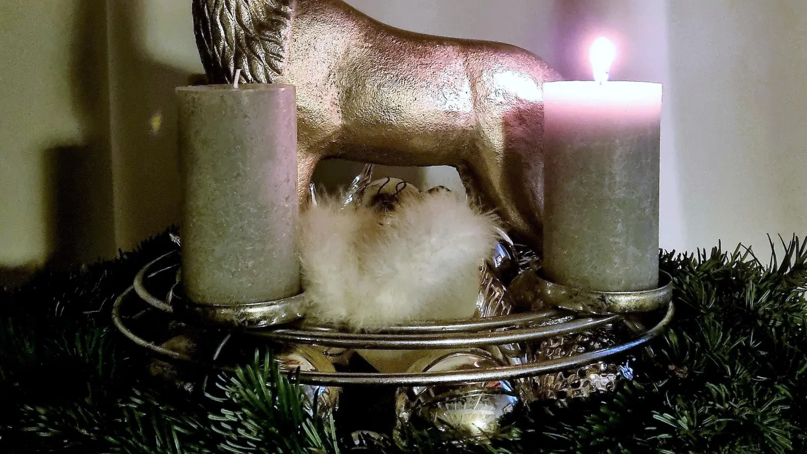 Am 30. November brennt heuer bereits das erste Licht am Adventskranz.  (Foto: chk)