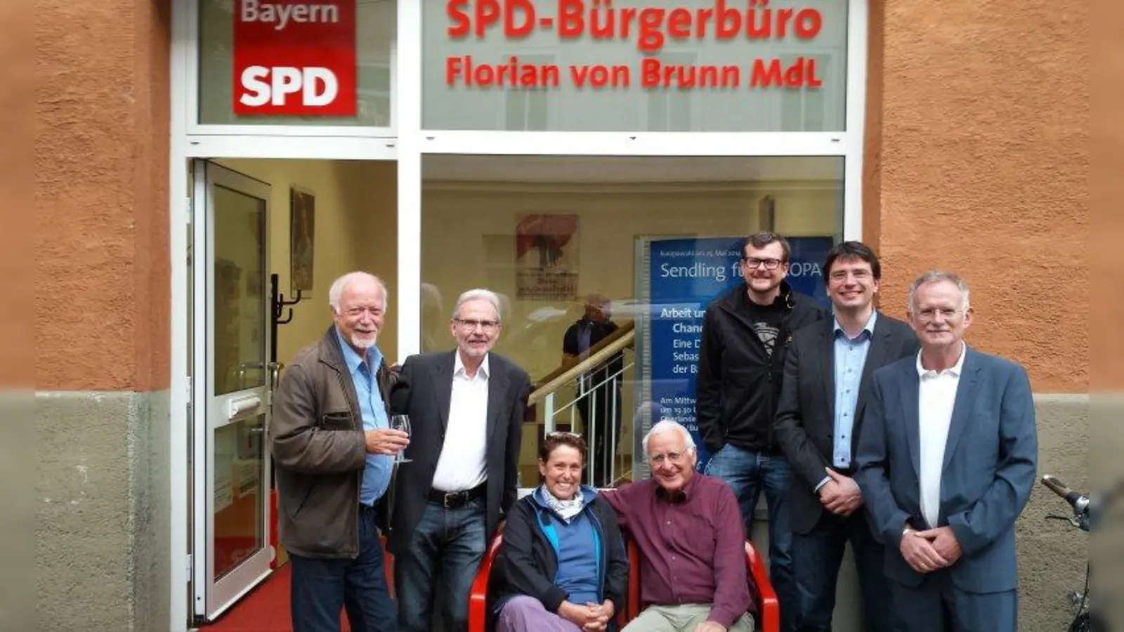 Feierten das Jubiläum (von links): Klaus Warnecke (Ex-Landtagsabgeordneter und langjähriger Vorsitzender der Bürgerbürovereins), Herbert Nau (neu gewählter Vorsitzende des Bürgerbürovereins), Adelheid Rupp (Ex-Landtagsabgeordnete), Klaus Hahnzog (Ex-Landtagsabgeordneter und -Bürgermeister), Christoph Moosbauer (Ex-Bundestagsabgeordneter), MdL Florian von Brunn und Hans-Ulrich Pfaffmann (stellv. Vorsitzender der SPD-Landtagsfraktion und Vorsitzender der Münchner SPD). (Foto: SPD)