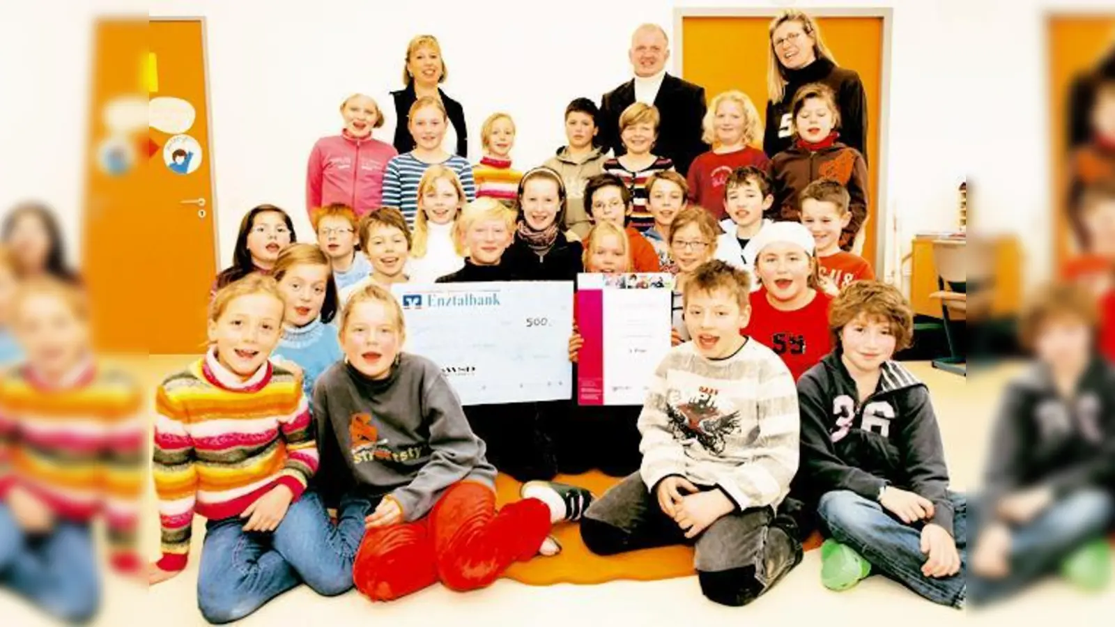 Einen Scheck über 500 Euro gab es für die Klasse 4a und deren Klassenleiterin Susanne Gratz (hi., re.) der Grundschule an der St. Konradstraße, überreicht von (hi.v.li): Maja Stahnke und Alois Rath.  (Foto: Rammelsberger)