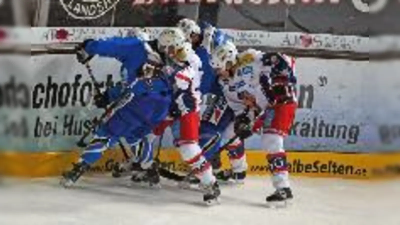 Der Einsatz gegen Landshut hat sich gelohnt. Am Ende siegte der EHC (in den blauen Trikots) deutlich mit 5:0.	 (Foto: Heike Feiner)
