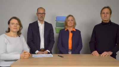 Im Studio bei der Online-Bürgerinformation: Moderatorin Maria Burghardt von der Energieagentur Ebersberg-München, Windkümmerer für Oberbayern Peter Beermann, Katharina Habersbrunner, Vorständin der BENG eG, und Helmut Mangold, Geschäftsführer der BürgerwindparkForstenrieder Park Verwaltungs GmbH und Geschäftsführer der Innovative Energie für Pullach GmbH.  (Foto: Windkraft Forstenrieder Park)