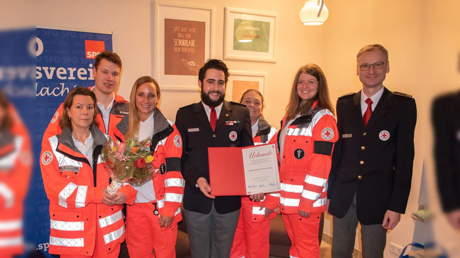 Die Mitglieder des Roten Kreuzes freuten sich sehr über die Ehrung beim Jahresempfang der SPD in Harlaching.  (Foto: Robert Koester)