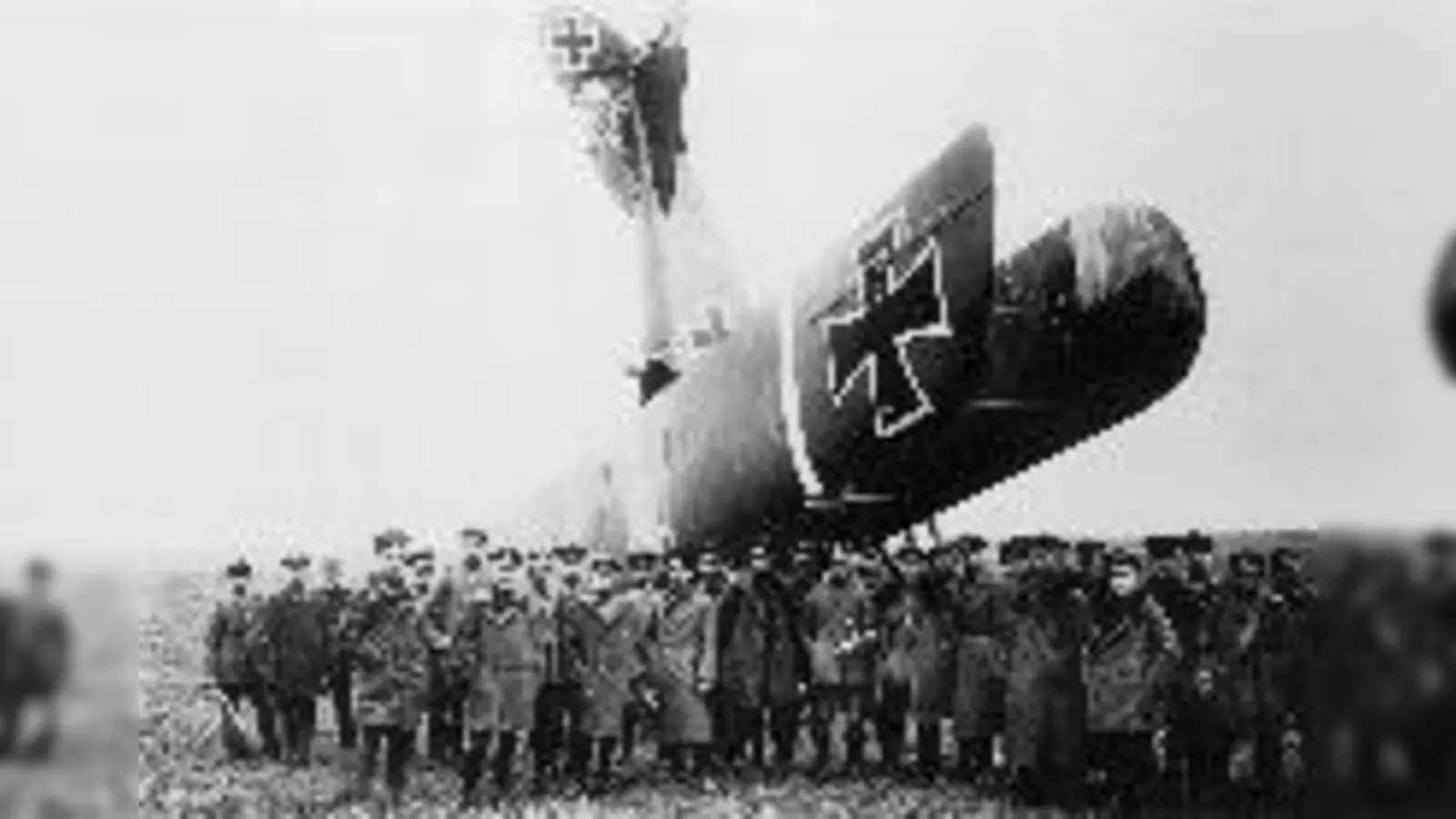 Angehörige der Königlich-Preußischen Luftstreitkräfte vor einem verunglücktem Aufklärungsflugzeug.	 (Foto: Luftwaffenmuseum der Bundeswehr)