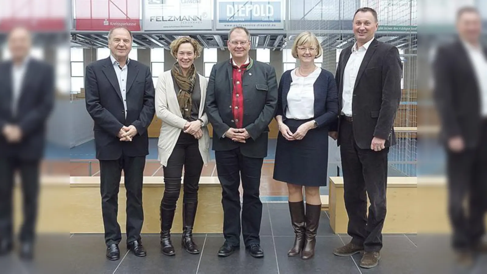 Gemeinsames Engagement für den Sport: Josef Köck, Silke Mall (Bayernwerk), Bürgermeister Wolfgang Panzer, Ursula Jekelius (Bayernwerk), Mihai Paduretu (Geschäftsstellenleiter des TSV Unterhaching) (v. l.).	  (Foto: hw)