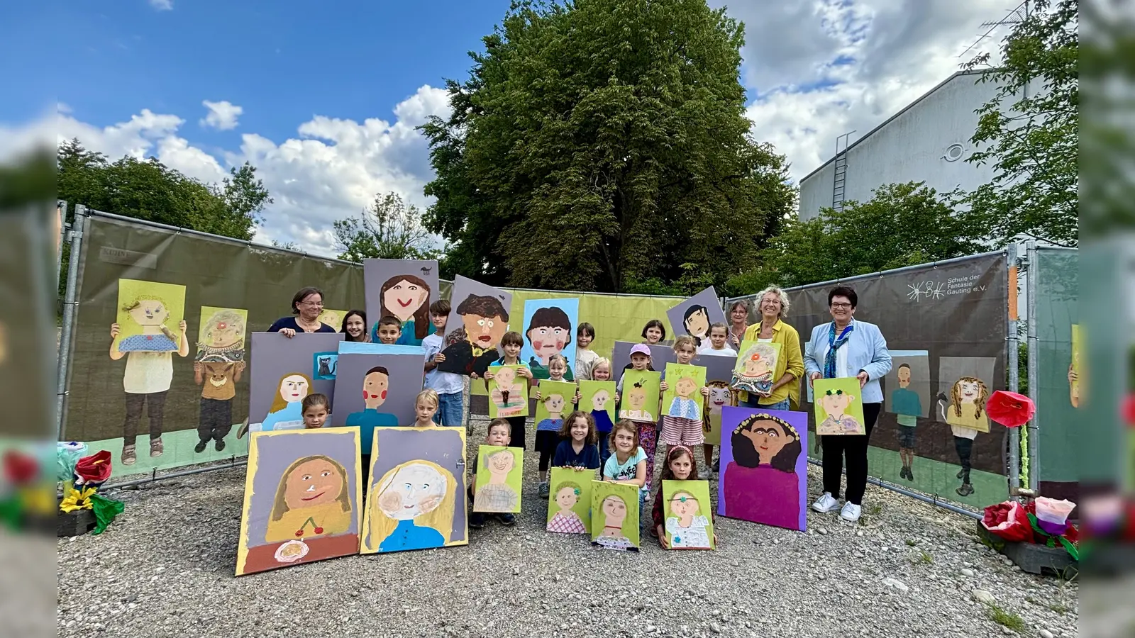 Open-Air-Vernissage am Wunderl-Grundstück mit Bürgermeisterin Brigitte Kössinger (r.) sowie Sanne Kneisel, Rosemarie Zacher und Sibylle Sommer (hinten v.r.) und einigen der Künstler. (Foto: Ulrike Seiffert)