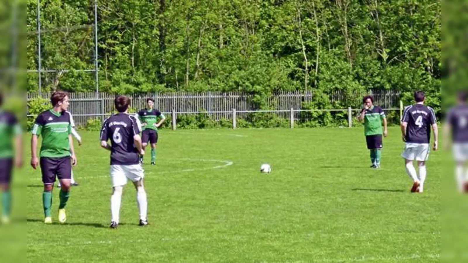 Immer wieder vergaben die Spieler vom TSV Moosach-Hartmannshofen (grüne Trikots) wichtige Torchancen gegen den VfR Garching II.  (Foto: Hans Thoma)