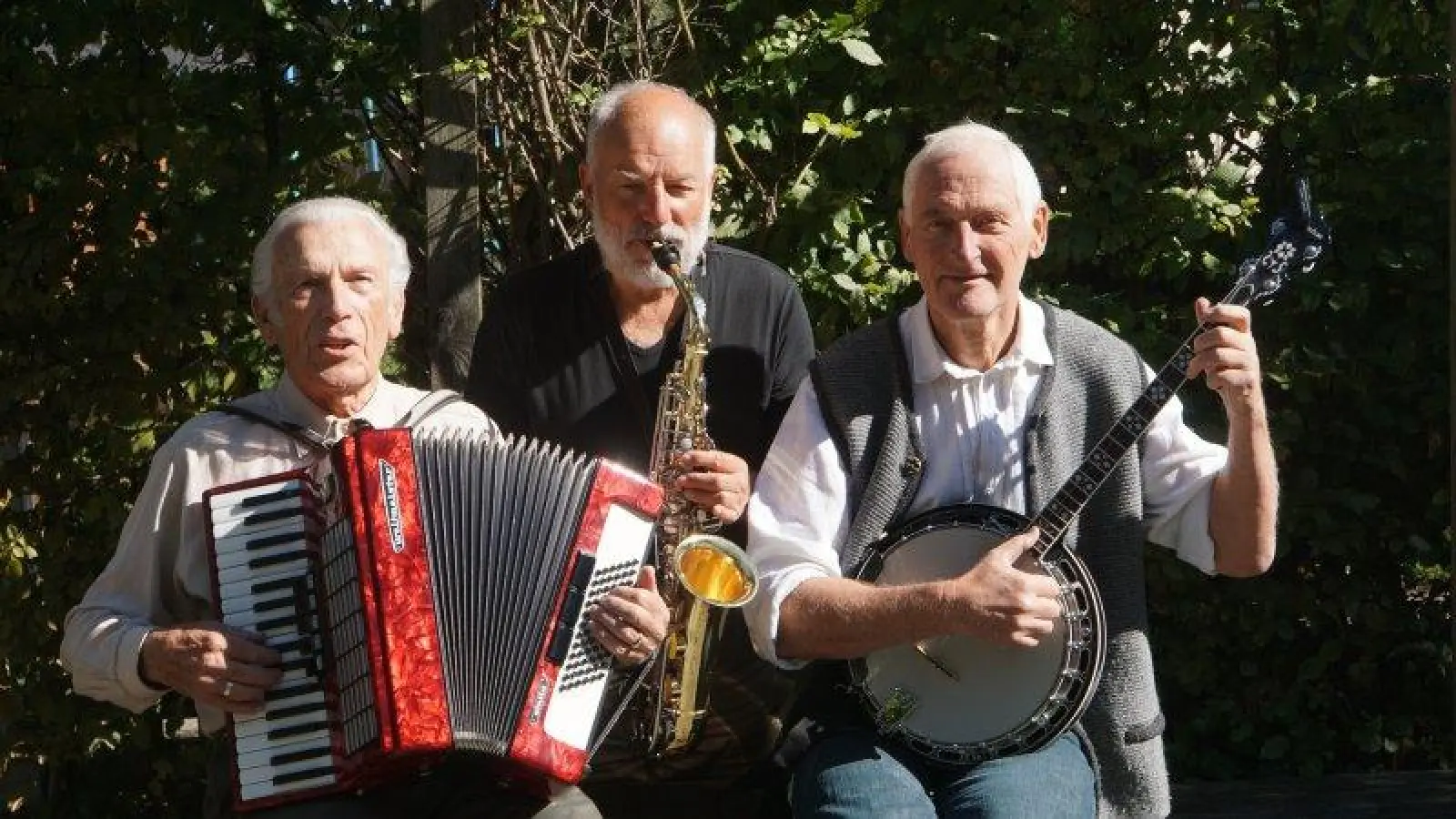 Spielen am 28. April im ASZ Obermenzing beim Weißwurstfrühstück auf (v.l.): die Musikanten Robert Hampl, Geert Helberg und Willi Stappert. (Foto: Peter Güntner)