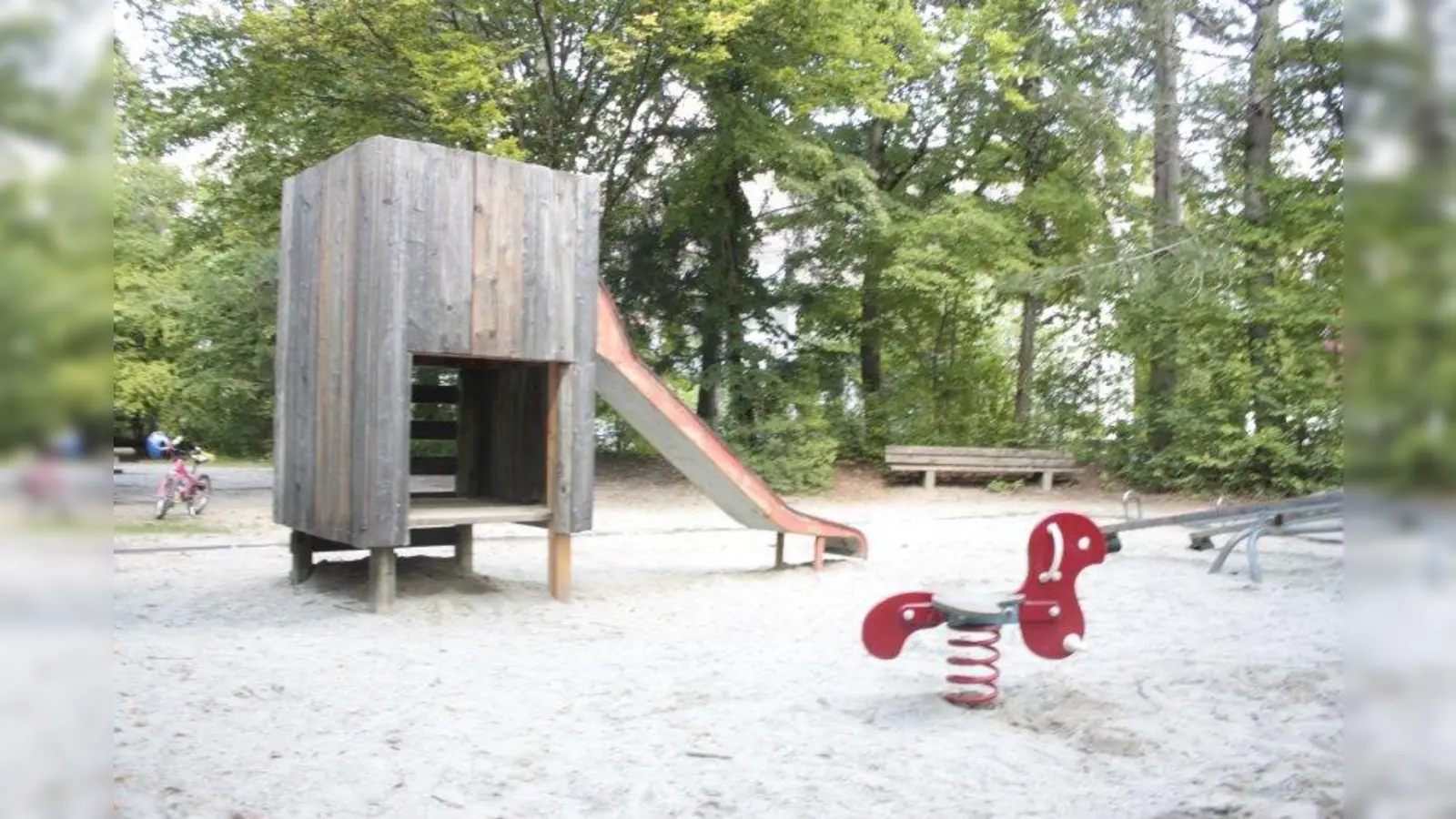 Der Spielplatz in der kleinen Grünanlage an der Allescherstraße ist in die Jahre gekommen. (Foto: job)