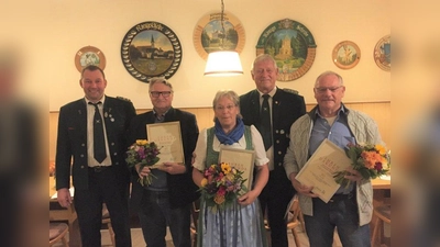 2. Schützenmeister Manfred Nöbauer jun. (links) und 1. Schützenmeister Reiner Drahtschmidt (zweiter von rechts) überreichten den langjährigen Mitgliedern der SG Aufkirchen Franz Wastian (zweiter von links), Ingrid Maier und Kurt Hänel Urkunden und Blumen. (Foto: SG Aufkirchen)