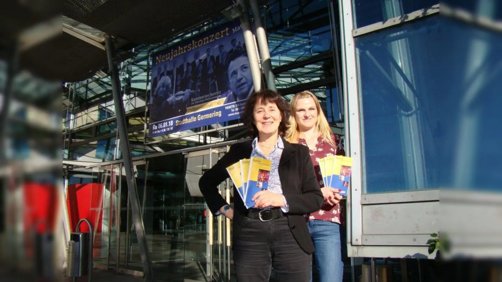 Stadthallenleiterin Medea Schmitt und Katharina Montag, Presse- und Öffentlichkeitsarbeit vor der Germeringer Stadthalle. (Foto: pst)