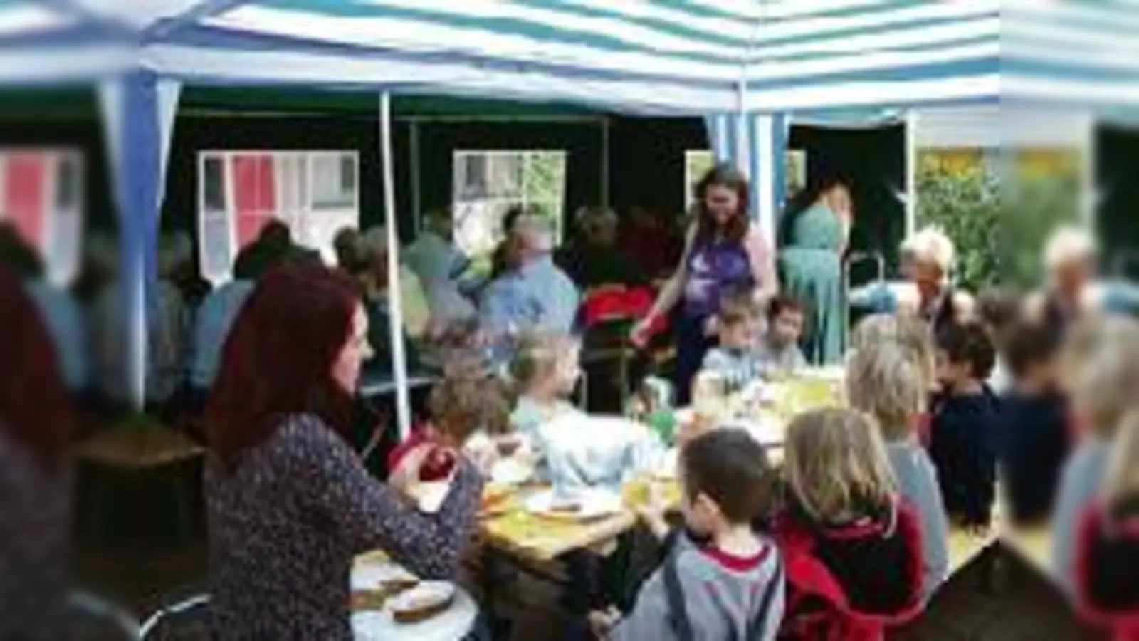 Brotzeiteln und gemeinsam singen: die »Waldwichtel« zu Gast im ASZ. 	 (Foto: VA)