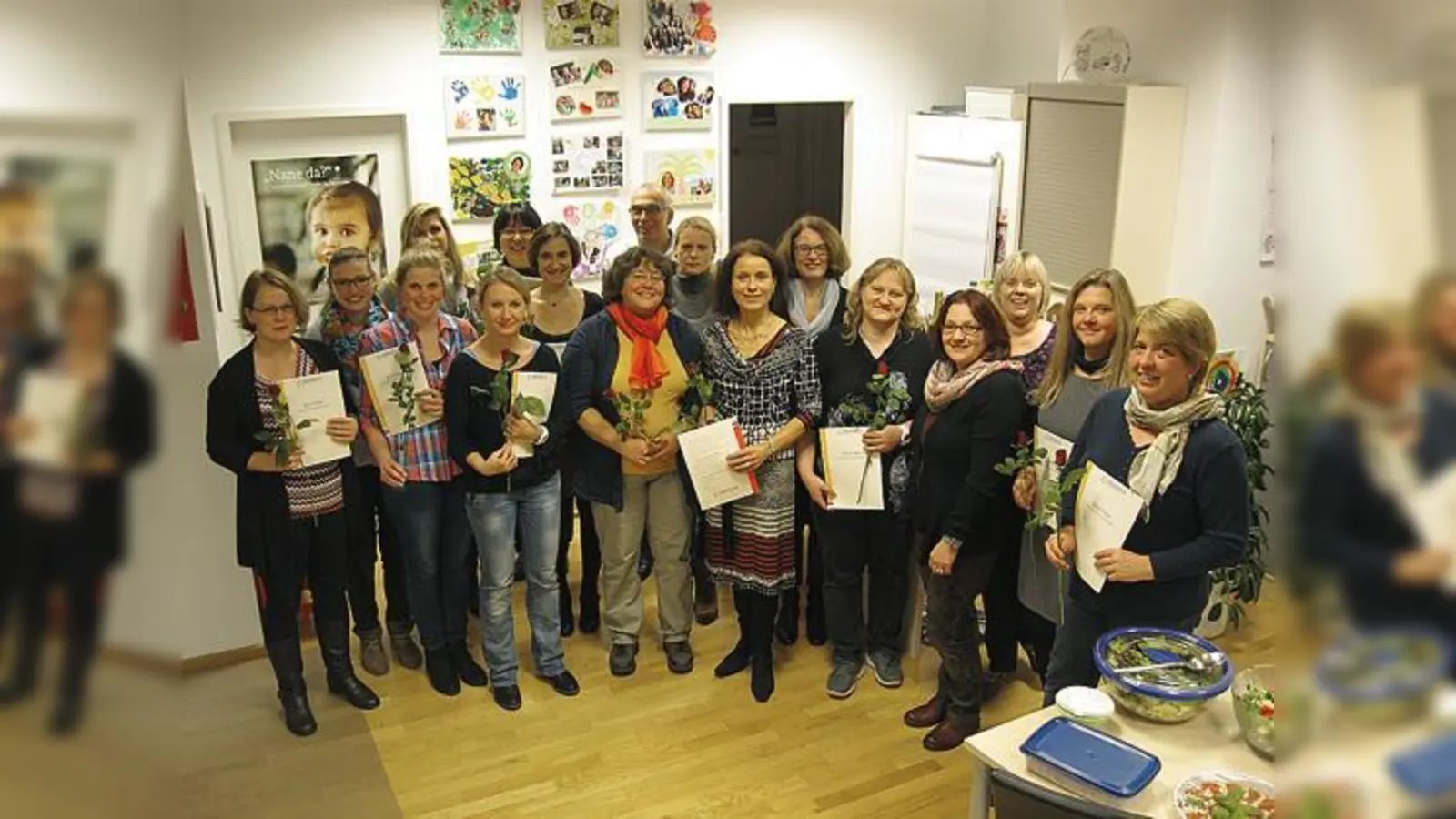 Die 17 frischgebackenen Tageseltern freuen sich über ihre Abschlüsse und auf ihre neuen Aufgaben.	 (Foto: privat)