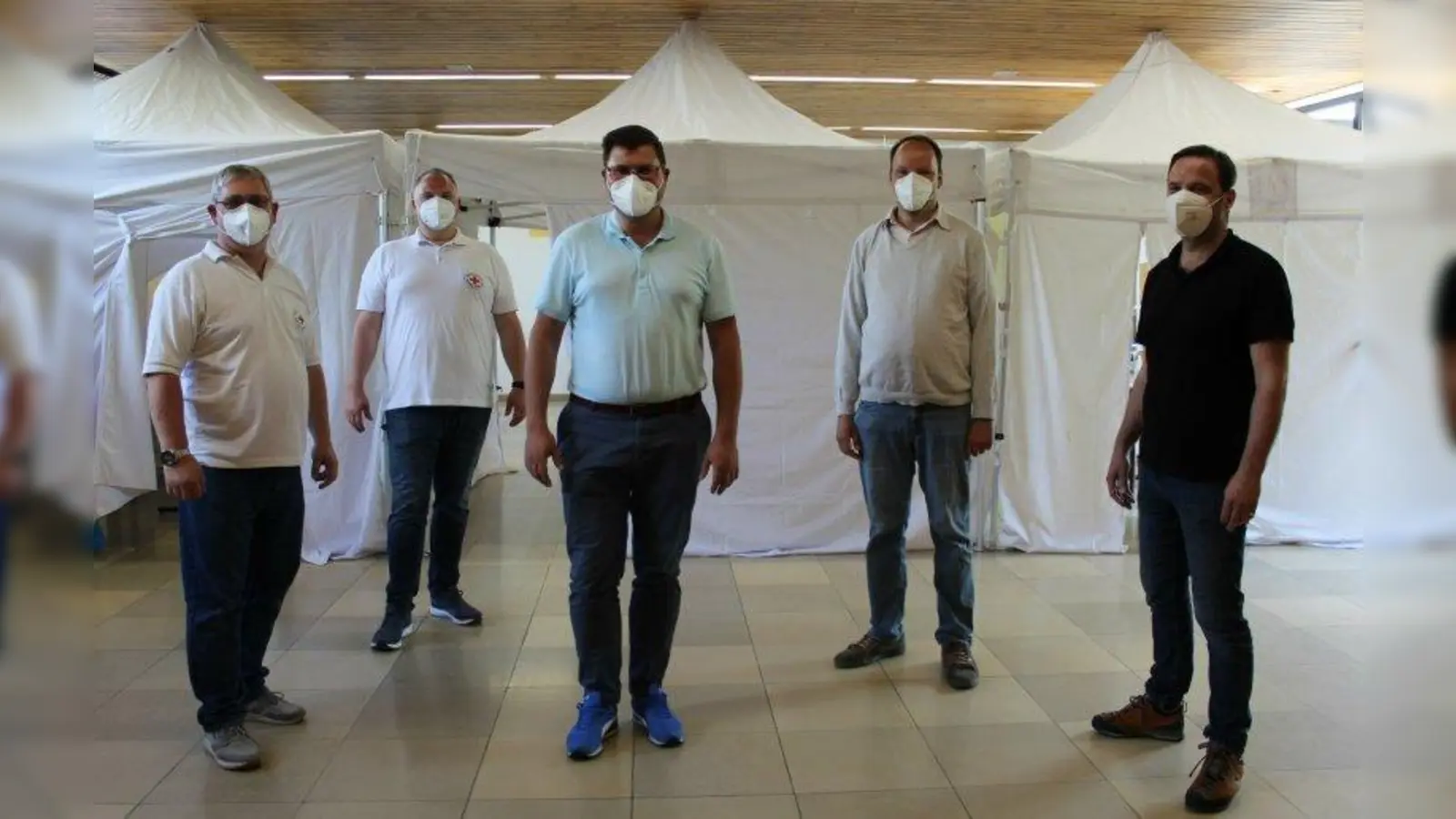 Bezirksausschussvorsitzender Sebastian Kriesel schaute am ersten Tag der Impfaktion in Neuaubing vorbei und gratulierte den Organisatoren für die gelungene Aktion in der Pfarrgemeinde St. Markus (von links): Roland Ahl (BRK-Bereitschaftsleiter), Marc Wallburg (stv. BRK-Bereitschaftsleiter), Sebastian Kriesel, Daniel Genée (Stadtteilmanagement Aubing-Neuaubing-Westkreuz) sowie Hubert Schiefer (Gesundheitsreferat). (Foto: BRK Aubing/ Heidi Roider)