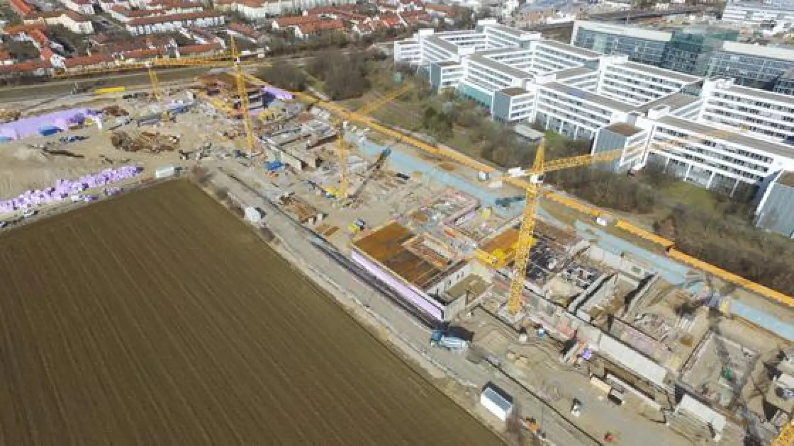 Die Baustelle Schulcampus: Oben links wird als letzter Bauabschnitt die Vierfachturnhalle entstehen, rechts davon, an den S-Bahn-Gleisen, ist die künftige zweite Grundschule schon gut erkennbar.  (Foto: Gmd UFG/Hitzler Ingenieure)