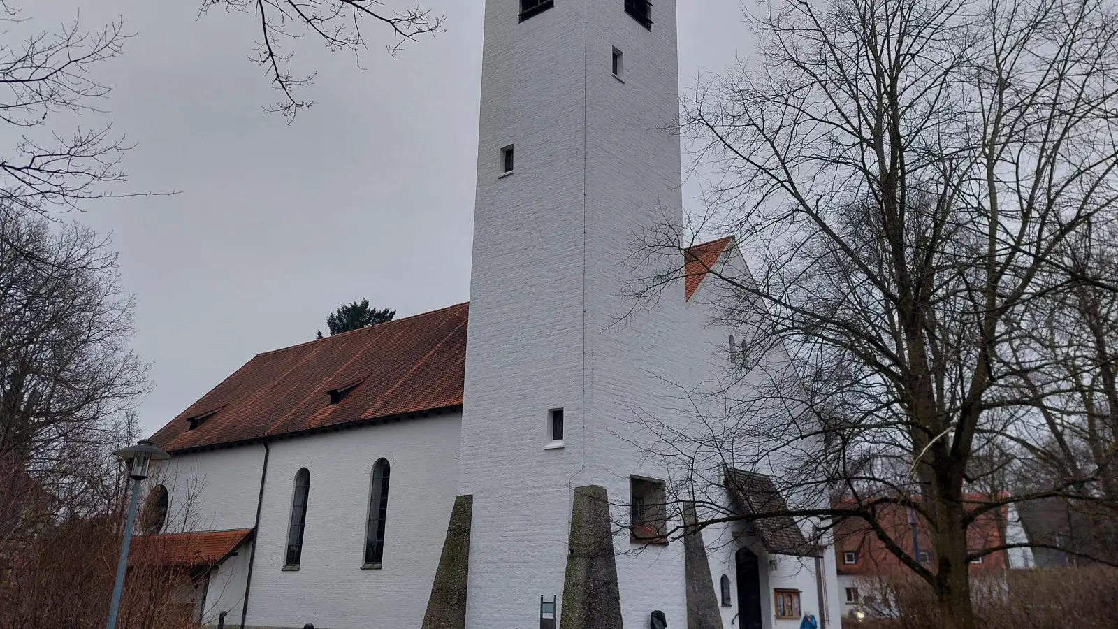 Die katholische Pfarrkirche St. Raphael in Hartmannshofen bietet auch Raum für Kunstausstellungen. (Foto: bas)
