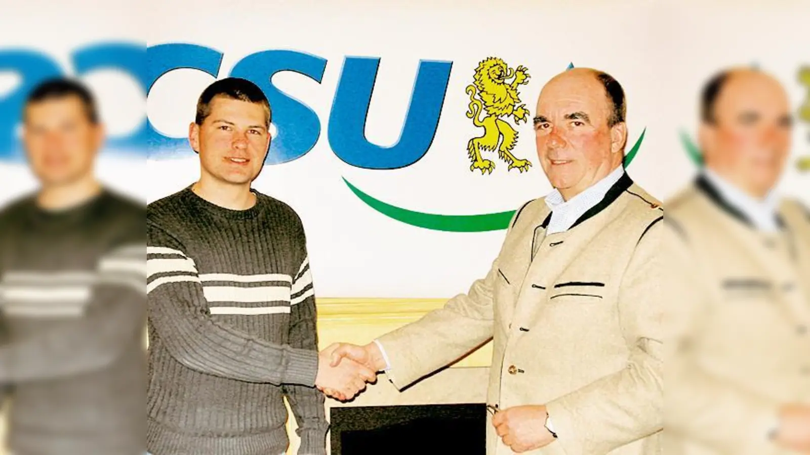 Benjamin Schröer (li.) ließ sich vom Landtagsabgeordneten Dr. Thomas Zimmermann feiern.	 (Foto: VA)
