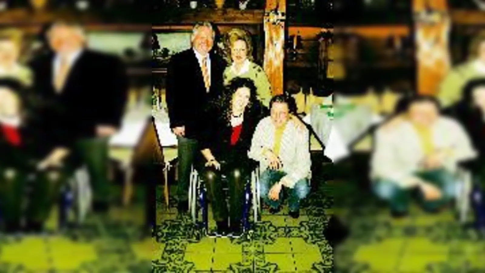 Freuen sich über die CD: Die Stadtteilpolitiker Rainer Großmann und Erika Fellner (beide stehend), Stimmtalent Ute Kaiser und Produzent Helmut Frey. 	 (Foto: mh)