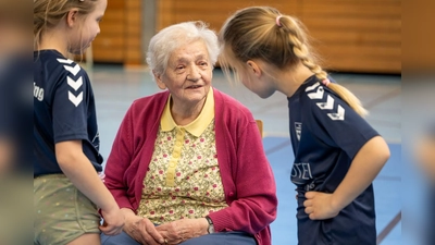 Fachgespräche zwischen den Generationen: Es geht um Handball. (Foto: Simon Kohn)