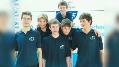 Die Schwimmer des TSV Eintracht Karlsfeld bei der Arena Trophy (v.l.): Daniel Sturm, Gregor Wörl, Daniel Sikeler, Igor Cvijanovic (hinten), Marvin Christmann und Markus Wagner. (Foto: pi)