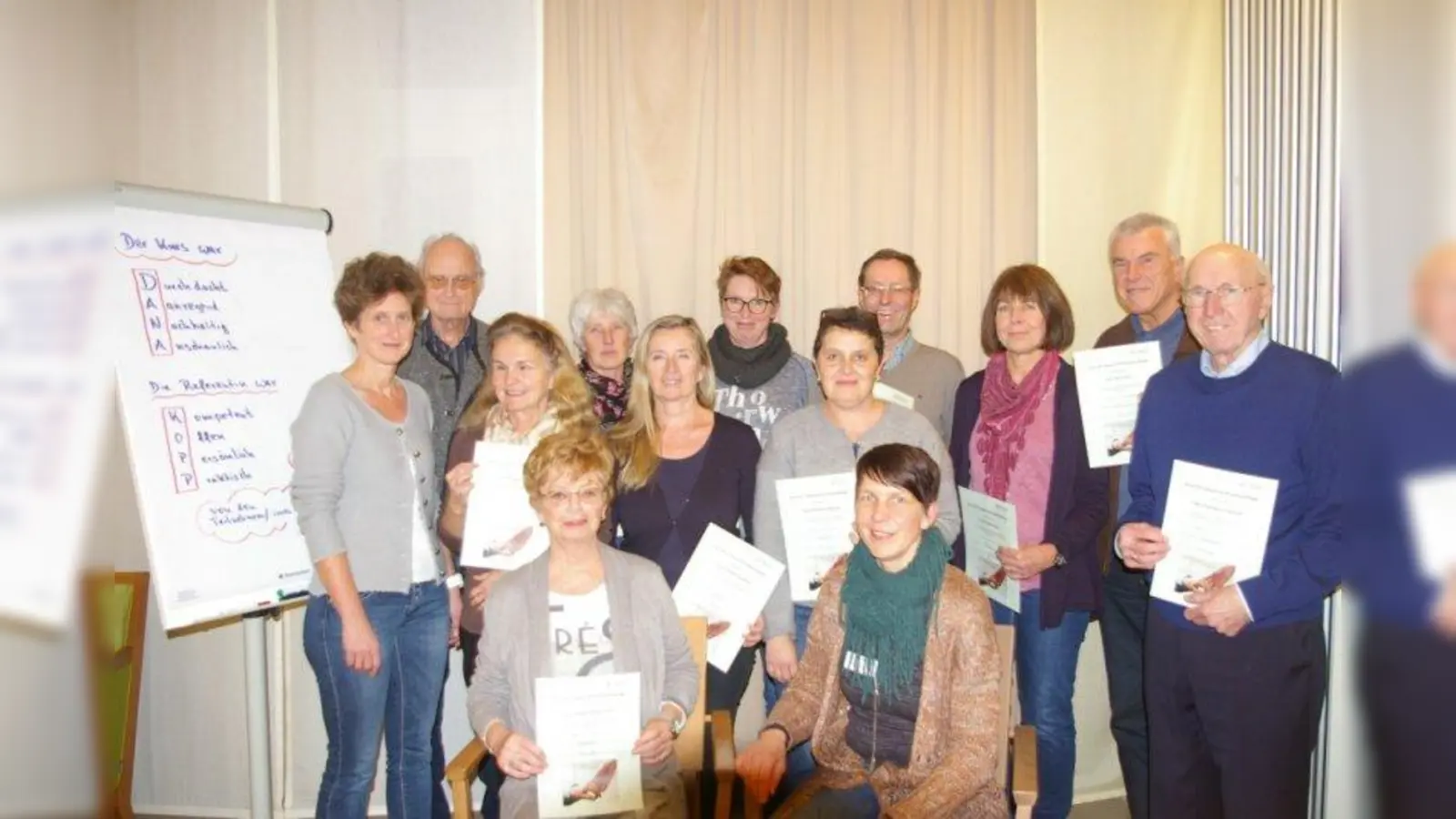 Dana Kopp, German-Peter Schrank, Angelika Haser, Renate Püppke, Christine Schmid, Michaela Buder, Erzebet Szekely, Thomas Echtler,Sigrid Kraus,  Karl Grau, Gerhard Endrunat (stehend von links), Helga Heidenreich und Pflegedienstleitung Birgit Stögbauer (sitzend von links). (Foto: Ökumenische Sozialstation)